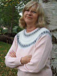 "Grå Dimman Rosa" pullover. Photomodel Kerstin Olsson. Foto S. Gustafsson