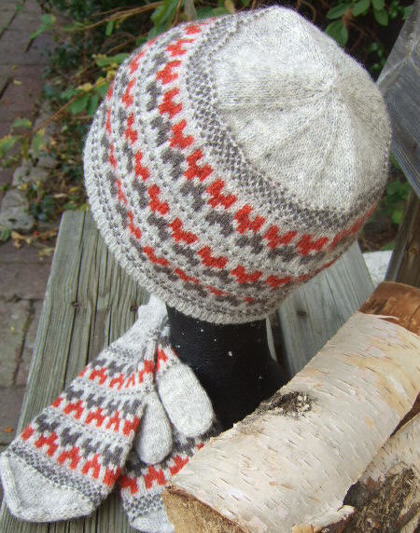 "Stigbygeln" hat and mittens. Photo S. Gustafsson