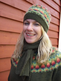 "Vildåpplet" pullover, hat and scarf. Photo S. Gustafsson