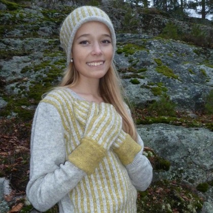"Randiga Loppan" yellow, pullover, hat and mittens. Photo P. Silfverberg