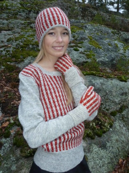 "Randiga Loppan" red, pullover, hat and mittens. Photo P. Silfverberg