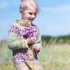 Jacka med strandnejlikor 5-6 år stickpaket - Jacka strandnejlikor 5-6 år  - Stickpaket