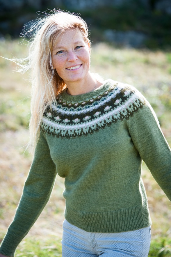 "Mörkt Löv" jumper . Foto Karin Björk