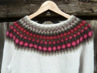 Ballongerna Röd pullover cardigan Bohus Stickning - Ballongerna Röd jumper/kofta kit