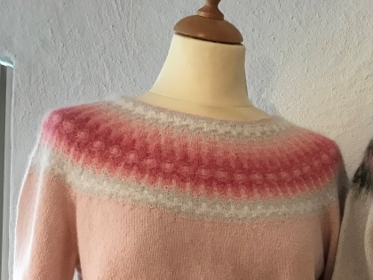 "Den Skära Blomman" jumper. Foto P. Silfverberg