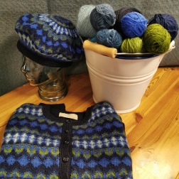 Royal Blue tam and cardigan with patterned fronts. Photo P. Silfverberg Royal Blue tam and cardigan with patterned fronts. Photo P. Silfverberg