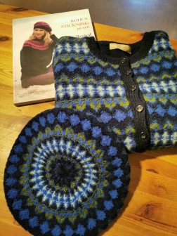Royal Blue tam and cardigan with patterned fronts. Photo P. Silfverberg