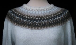 Gotiska Fönstret Blå pullover cardigan Bohus Stickning - Gotiska Fönstret Blå jumper/kofta kit