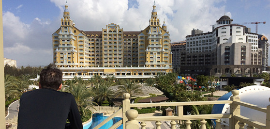 Adriano beundrar hotellets arkitektur. Adriano beundrar hotellets arkitektur.