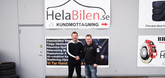 Från vänster: Stefan Karlsson (försäljning Prespa Birlik), Tony Grönberg (platschef HelaBilen). Från vänster: Stefan Karlsson (försäljning Prespa Birlik), Tony Grönberg (platschef HelaBilen).