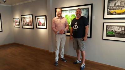 Johan W Hauffman från Mollbrink`s och Lars Tunebo från sommarens vernissage. Johan W Hauffman från Mollbrink`s och Lars Tunebo från sommarens vernissage.