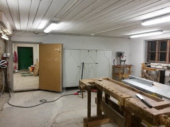 Det gamla skåpet har stått oanvänt i många år eftersom det är så stort att vi inte haft plats för det inomhus. Nu kommer det till användning då vi ska förvara verktyg i det. Det gamla skåpet har stått oanvänt i många år eftersom det är så stort att vi inte haft plats för det inomhus. Nu kommer det till användning då vi ska förvara verktyg i det.