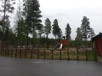 Gärdsgården går runt hela lekplatsen, även om det syns dåligt på denna bild. Gärdsgården går runt hela lekplatsen, även om det syns dåligt på denna bild.