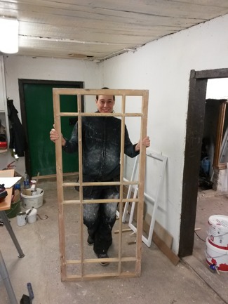 Bågarna är 160 cm höga. Hela bågen skrapas ren från färg och kitt. Sen är det bara att börja om igen... Bågarna är 160 cm höga. Hela bågen skrapas ren från färg och kitt. Sen är det bara att börja om igen...