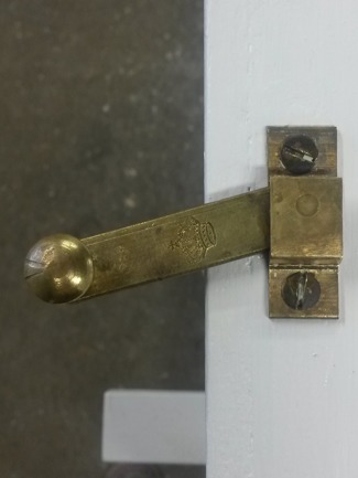 Denna vackra hasp hör till ett annat fönster, men är så vackert att det får komma med här. Den lilla kronan kom fram när vi tog bort målarfärgen som dolde den. Ett tips för att få bort målarfärg är att lägga beslagen i såpa under 1-2 dygn. Denna vackra hasp hör till ett annat fönster, men är så vackert att det får komma med här. Den lilla kronan kom fram när vi tog bort målarfärgen som dolde den. Ett tips för att få bort målarfärg är att lägga beslagen i såpa under 1-2 dygn.