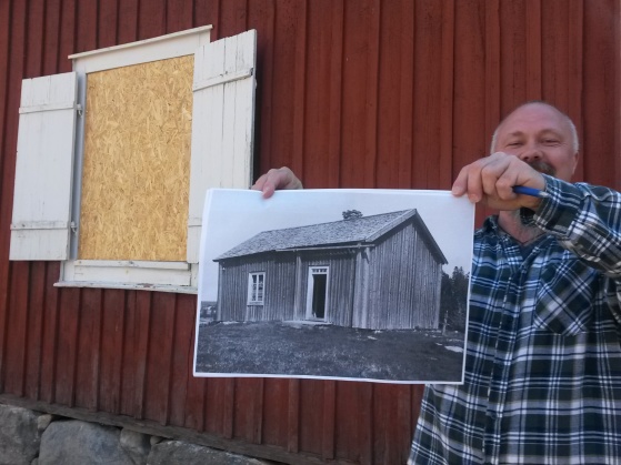 Jimmy som jobbar på museet visar upp en bild från tidigt 1900 som visar hur huset ska återställas. Tex ska fönsterluckorna tas bort. Jimmy som jobbar på museet visar upp en bild från tidigt 1900 som visar hur huset ska återställas. Tex ska fönsterluckorna tas bort.