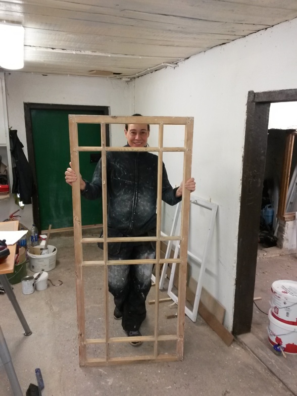 Bågarna är 160 cm höga. Hela bågen skrapas ren från färg och kitt. Sen är det bara att börja om igen... Bågarna är 160 cm höga. Hela bågen skrapas ren från färg och kitt. Sen är det bara att börja om igen...