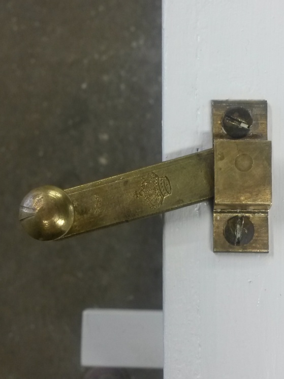 Denna vackra hasp hör till ett annat fönster, men är så vackert att det får komma med här. Den lilla kronan kom fram när vi tog bort målarfärgen som dolde den. Ett tips för att få bort målarfärg är att lägga beslagen i såpa under 1-2 dygn. Denna vackra hasp hör till ett annat fönster, men är så vackert att det får komma med här. Den lilla kronan kom fram när vi tog bort målarfärgen som dolde den. Ett tips för att få bort målarfärg är att lägga beslagen i såpa under 1-2 dygn.