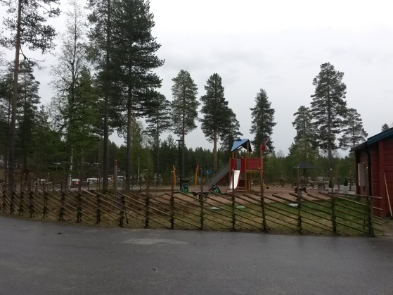 Gärdsgården går runt hela lekplatsen, även om det syns dåligt på denna bild. Gärdsgården går runt hela lekplatsen, även om det syns dåligt på denna bild.