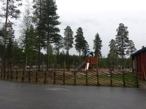 Gärdsgården går runt hela lekplatsen, även om det syns dåligt på denna bild. Gärdsgården går runt hela lekplatsen, även om det syns dåligt på denna bild.