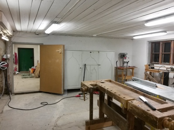 Det gamla skåpet har stått oanvänt i många år eftersom det är så stort att vi inte haft plats för det inomhus. Nu kommer det till användning då vi ska förvara verktyg i det. Det gamla skåpet har stått oanvänt i många år eftersom det är så stort att vi inte haft plats för det inomhus. Nu kommer det till användning då vi ska förvara verktyg i det.
