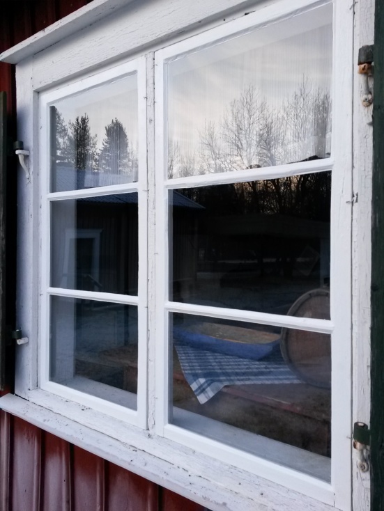 Nymålade bågar. Fodren och karmar får tas till våren. Nymålade bågar. Fodren och karmar får tas till våren.