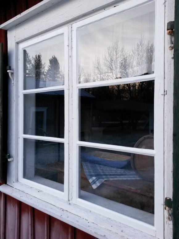 Nymålade bågar. Fodren och karmar får tas till våren. Nymålade bågar. Fodren och karmar får tas till våren.