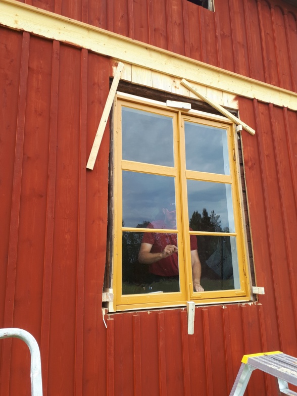 Första fönstret på plats! Första fönstret på plats!