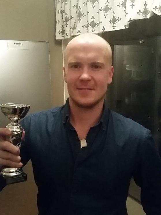 Marcus "Lillen" Brienza-Brien. Veteranen i loketsammanhang med över 10 säsonger i Loket, vinner årets Quiztävling mycket välförtjänt.