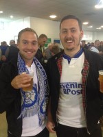 Jocke (till höger) var nyfriserad när han var och såg favoritlaget Leeds hösten 2015. Sedan dess har han låtit håret växa. Jocke (till höger) var nyfriserad när han var och såg favoritlaget Leeds hösten 2015. Sedan dess har han låtit håret växa.
