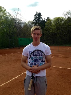 Axel Oljons har spelat ungdomsfotboll i BP, men har sin stora idrottsbakgrund i tennis. Han är/var en Sveriges vassaste i sin åldersklass. Axel Oljons har spelat ungdomsfotboll i BP, men har sin stora idrottsbakgrund i tennis. Han är/var en Sveriges vassaste i sin åldersklass.