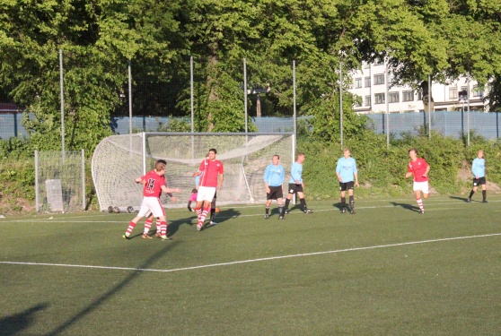 Målfirande efter att Erik Ekengren gjort matchens första mål.