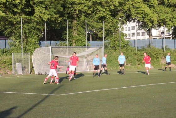Målfirande efter att Erik Ekengren gjort matchens första mål. Målfirande efter att Erik Ekengren gjort matchens första mål.