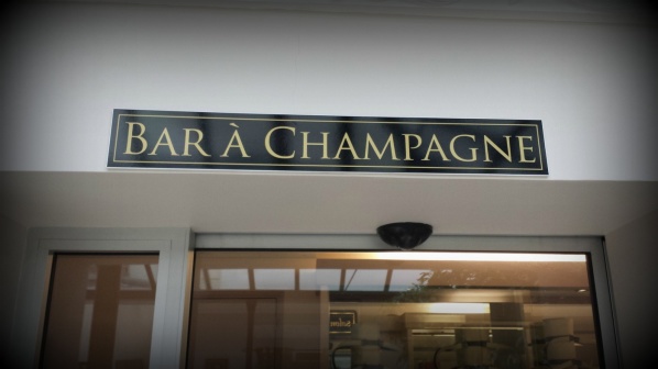 Läget är alldeles perfekt! Bredvid restauranger och Moëts vinkällare. I direktanslutning till hotellet ligger en mycket trevlig champagnebar med stor vinkällare, med allt från stora till små Champagnehus.