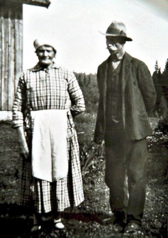Augusta och Hjalmar 1930 (Bild 2013 från Sten Holmberg vars far var Sven Holmberg son till Hjalmar och Augusta, via Ingemar Holmberg vars farfar detta också är)