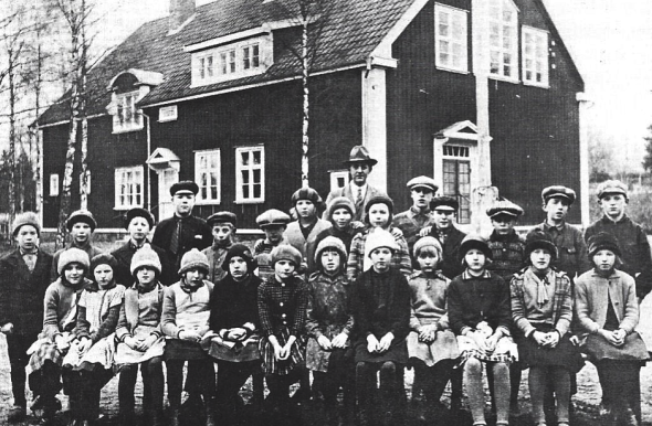 Bild från Verna Anderssons samling, 2014. Fotot utlånat av Erland Ullberg, Ljungstorp för artikel av Verna Andersson i boken Billingen längesen utgiven 2000 på eget förlag, sid 160. Bild från Verna Anderssons samling, 2014. Fotot utlånat av Erland Ullberg, Ljungstorp för artikel av Verna Andersson i boken Billingen längesen utgiven 2000 på eget förlag, sid 160.