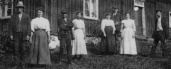 Delförstoring Johan August, Eugenia samt Oscar, Jenny och Alida samt Christina med familj från Stockholm före 1920 Delförstoring Johan August, Eugenia samt Oscar, Jenny och Alida samt Christina med familj från Stockholm före 1920