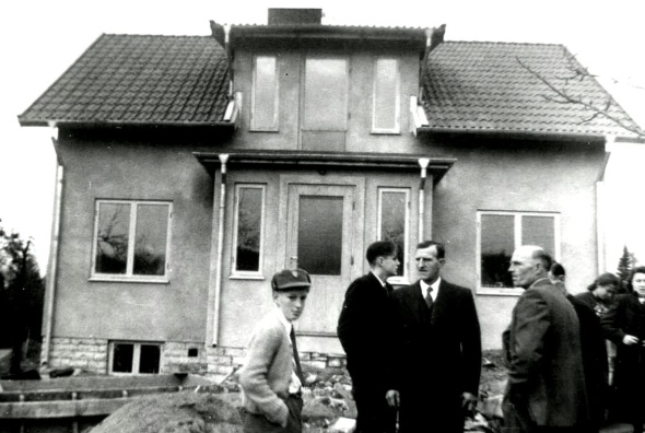 Lövberga 1949 nybyggt reverterat hus. Karl och Sven hjälpte Henning att snabbt få upp ett hus på platsen för det nedbrunna huset. Foto från Sten Lövgrens album, Kungälv