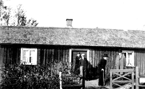 Gamla stugan i Bäckedalen, där Petter Lindqvist bodde, hade affär och undervisade skolbarn under 1830-40-talen. Gamla stugan i Bäckedalen, där Petter Lindqvist bodde, hade affär och undervisade skolbarn under 1830-40-talen.