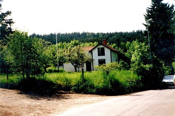 Vadet början av 1960-talet fortfarande med liggande panel som påsattes av Wernlund (se nedan!) under 1910-talet efter Amerikanskt ideal. Huset tillbyggt i olika omgångar. Foto Gunborg Ferm, Ljungstorp - från samlingen 2014.