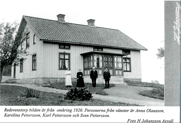 Före 1920 nybyggt bostadshus ett stycke från äldre husplats med nygrusade gångar. Bild Varnhemsbygden 2006/Alf Hansson. Karl Pettersson hemmansägare friköpte Redsvenstorp och byggde. Dör 25/5 1920. Före 1920 nybyggt bostadshus ett stycke från äldre husplats med nygrusade gångar. Bild Varnhemsbygden 2006/Alf Hansson. Karl Pettersson hemmansägare friköpte Redsvenstorp och byggde. Dör 25/5 1920.