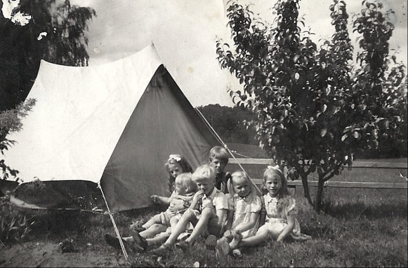 Bild från Ethel född Johansson i Vibonätt,  idag Gustafsson, Pickabacken, Varnhem 2013