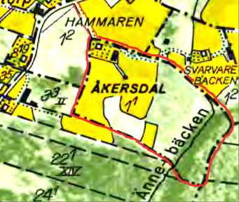 Klicka på bilden för att se kartan större! 1960 års karta över Åkersdal öster om Ljungstorpsvägen mot Skövde med Änne-bäcken rinnande över del av ägan. Sydost om ladugården syns också Ullbergs smedja.