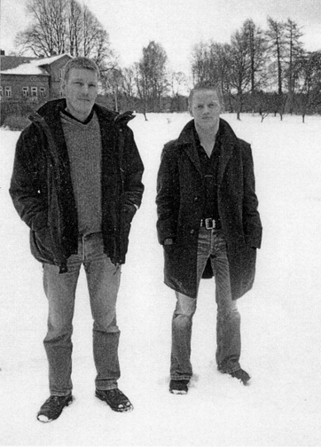 De nuvarande ägarna Jakob och Carl-Harry Tell. (Bild från Varnhemsbygden 2004)