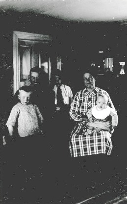 Bild av familjen Hofling 1930 i Skånings Åsaka. Bild från nuvarande familj Hofling, 2014