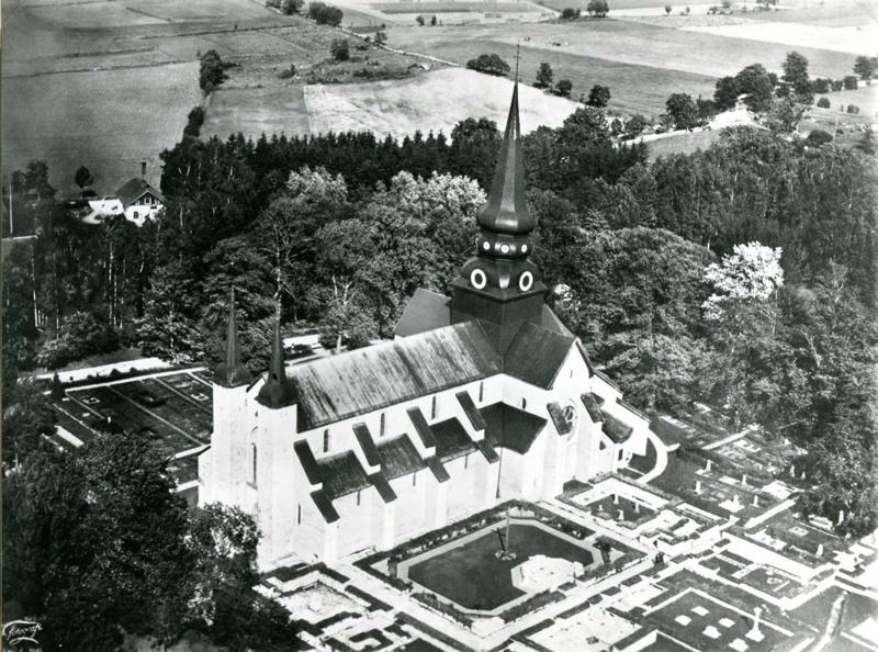 B. 4 Flygbild över klosterkyrkan med omgivning 1935. Insatt av Kent Friman, 2014-02-25.