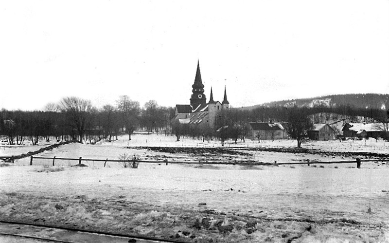 B. 7 (5) Endast digital bild! Utsikt mot kyrkan från Stationshuset i Varnhem 1924. Foto Sanfrid Welin. Bild från Västergötlands Museum - bildarkivet/Bildnummer: A40237.  Insatt av Kent Friman, 2014-02-25.