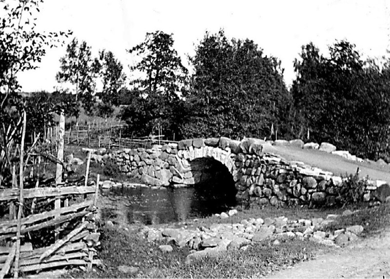 B. 9 (2) Endast digital bild! Gamla Fermabron byggdes under sent 1800-tal. Här på bilden helt nybyggd Fermabro en bra tid efter 1870 års vägbygge (eg. färdig 1867) mellan Varnhem - Skövde.Troligen fotograferad 1890-tal. I så fall byggdes inte stenbron förrän ca 20 år efter vägbygget. Vägen i förgrunden - foto med glasplåt (sprucken-något retuscherad av KF). Man kan se att vadet över bäcken fortfarande finns hitom bron nu iordningställt efter brobygget. Det bäckavad som gett namn till torpet Vadet som uppfördes som första hus till höger utmed vägen upp mot Ljungstorp - se karta ovan! (Bild Västergötlands Museum - bildarkiv/bildnummer: A69639). Insatt av Kent Friman, 2014-02-25. Läs mycket mer på www.ljungstorpshistoria.se!