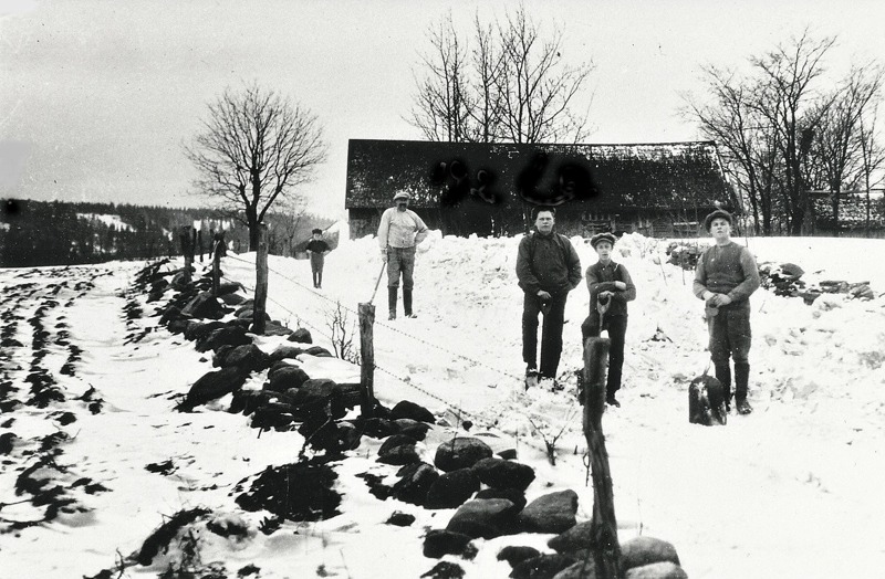 C. 9 (2) Snöskottning vid Överbo Sörgården (ovanför, öster om kyrkan) år 1926. Karl blomkvist, Erik Thimberg, Sven Gustafson och Nils Fagerlind. Insatt av Kent Friman, 2014-02-26.