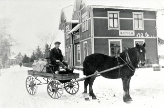 C. 8 (1) Hålltorps mejeriskjuts vid Varnhems Järnvägsstation år 1926. Kusk Georg Lindström. Klicka på bilden för större bild! Bild finns  också nedan!